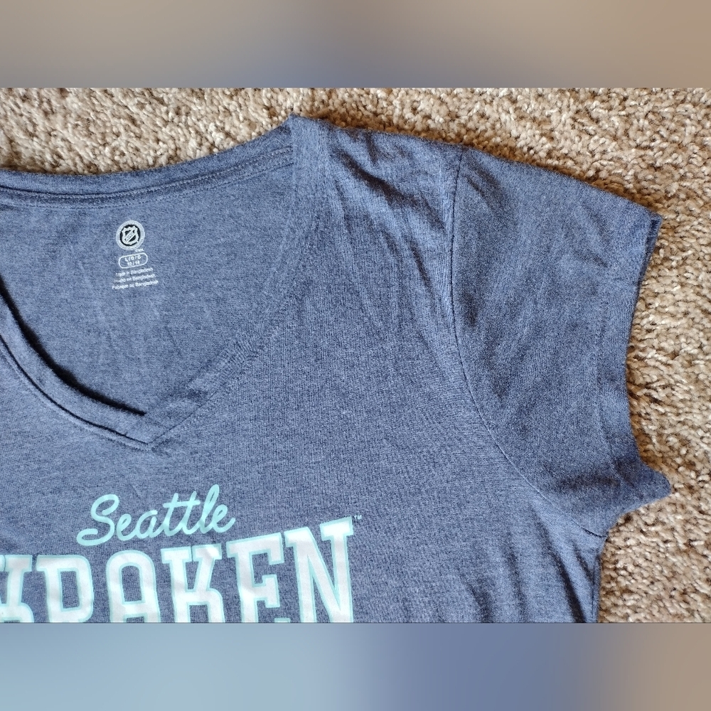 Seattle Kraken NHL AWomen's Navy Tee Large NWOT - Picture 4 of 8